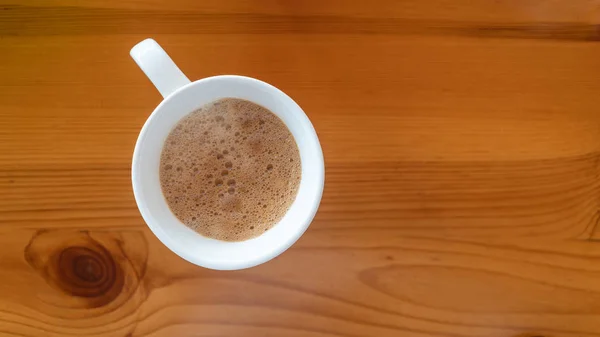 Taza de café sobre mesa de madera, vista superior. Pausa para café . —  Fotos de Stock