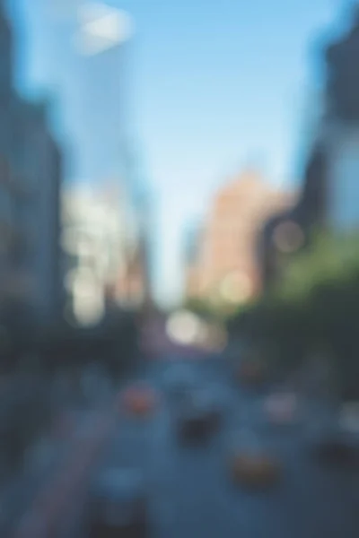 Concepto urbano: paisaje urbano desenfocado borroso de la calle de la ciudad de Nueva York. Fuera de foco paisaje de la ciudad con carretera urbana, coches . —  Fotos de Stock