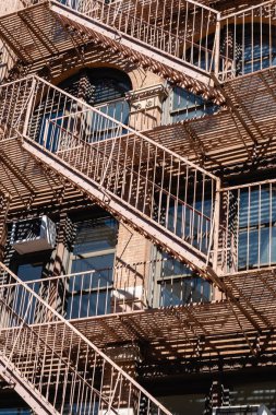 New York City East Village bina detayları yangın merdivenleri ile. Binaların arkaplan dokusu.