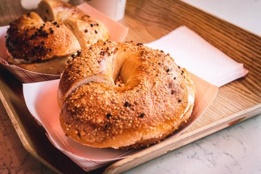 New York, Manhattan 'daki kahve dükkanı, kafe ya da fırından taze pişmiş, tipik nemlendirici simit, haşlanmış haşhaşlı ekmek, krem peynir ve füme füme, seçici bir odaklanma ile kapatılıyor..