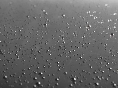 Siyah arkaplanda soyut su damlaları