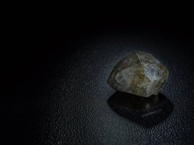 Siyah bir arka plan üzerinde makro-mineral taş yakın çekim