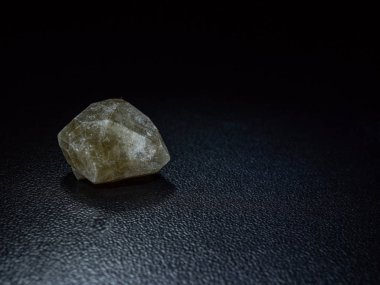 Siyah bir arka plan üzerinde makro-mineral taş yakın çekim