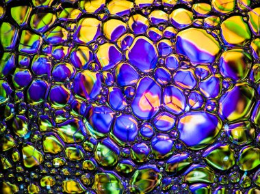 Arka plan, su yüzeyinde köpük sabun. Güzel ve renkli makro