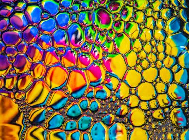 Arka plan, su yüzeyinde köpük sabun. Güzel ve renkli makro