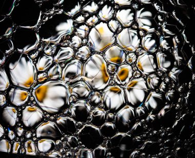 Arka plan, su yüzeyinde köpük sabun. Güzel ve renkli makro