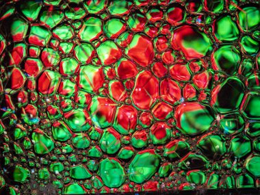 Arka plan, su yüzeyinde köpük sabun. Güzel ve renkli makro