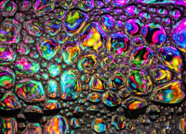 Arka plan, su yüzeyinde köpük sabun. Güzel ve renkli makro