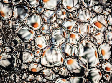 Arka plan, su yüzeyinde köpük sabun. Güzel ve renkli makro