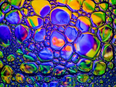 Arka plan, su yüzeyinde köpük sabun. Güzel ve renkli makro