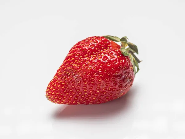 Erdbeere isoliert auf weißem Hintergrund. Erdbeerschneidepfad. — Stockfoto