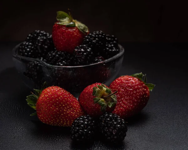 Close-up weergave van gemengde, geassorteerde bessen BlackBerry, aardbei, achtergrond. Kleurrijk en gezond concept. — Stockfoto