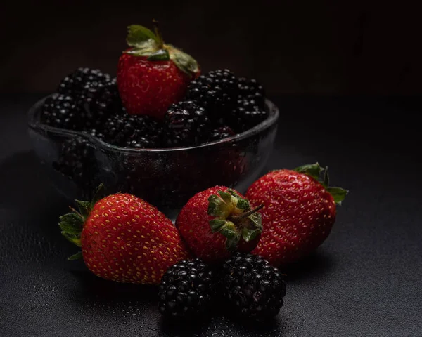 Vista da vicino di misto, bacche assortite mora di rovo, fragola, sfondo. Concetto colorato e sano . — Foto Stock