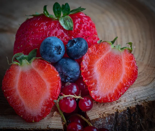 Vista da vicino di misto, bacche assortite mora di rovo, fragola, sfondo. Concetto colorato e sano . — Foto Stock