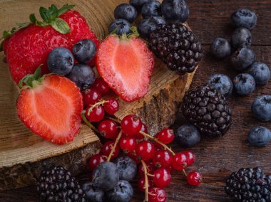 Karışık, çeşitli çilek böğürtlen, çilek, arka plan yakından görünümü. Renkli ve sağlıklı konsept.