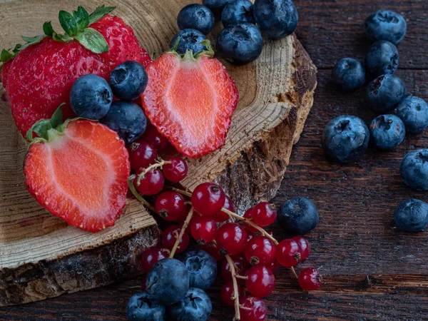 Nahaufnahme von gemischten, sortierten Beeren Brombeere, Erdbeere, Hintergrund. buntes und gesundes Konzept. — Stockfoto