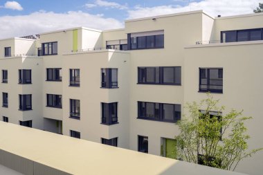 Görünüm yeni yapı modern lüks konut, daire ve düz, güneşli gün, yeşil ağaçlı açık değil