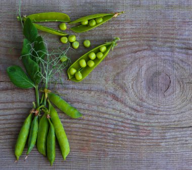 Yeşil bezelye eski ahşap yüzey üzerinde kopya alanı ile yakın çekim