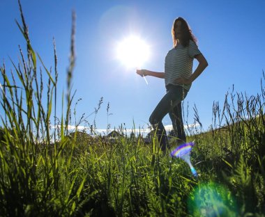 soyutlama. Kız Güneş Stick şeker gibi ellerini tutar