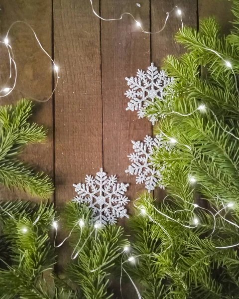 小ぎれいなな枝雪とコピー スペースを持つ木製表面平面図上のライトの背景 — ストック写真