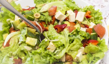 Yunan salatası ve o kaşık ile plaka