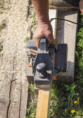 Elektrikli aletler çimlere çalışma marangozlar