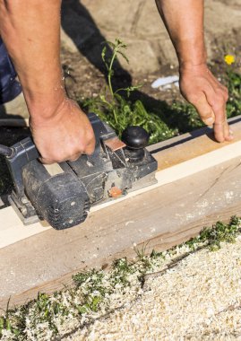Elektrikli bir araç ile marangoz çalışır