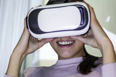 kız sanal görünüyor gerçeklik gözlük ve film sahiptir