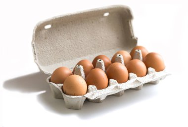 on yumurta bir kapta beyaz arka plan üzerinde izole kahverengi