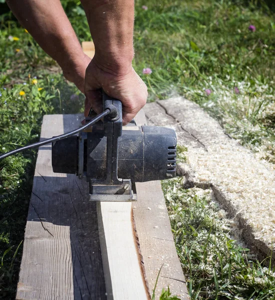 Homme Planchers Planches Plan Électrique Sur Herbe — Photo