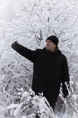 Bir adam bir selfie kış karla kaplı ağaçlar karşı alır