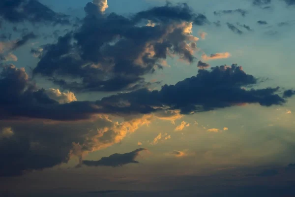 Puesta Sol Brillante Con Nubes Azules Sobre Mar — Foto de Stock