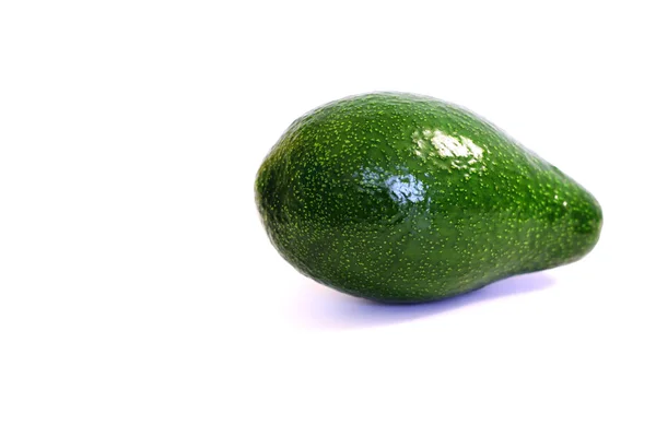 Grüne Avocado Auf Weißem Hintergrund — Stockfoto