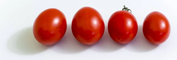 Vue Dessus Quatre Tomates Fraîches Isolées Sur Fond Blanc — Photo