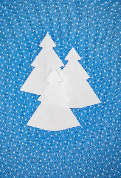 Abstrakte Papier Weihnachtsbäume Auf Blauem Strickhintergrund — Stockfoto