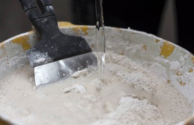 gri Dekoratif beton ile konteyner içine su ekleyerek alt