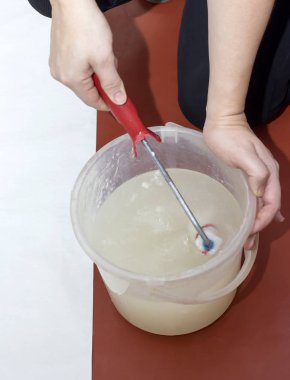 kadın duvar kağıdı, tutkal bir kova için bir rulo ile