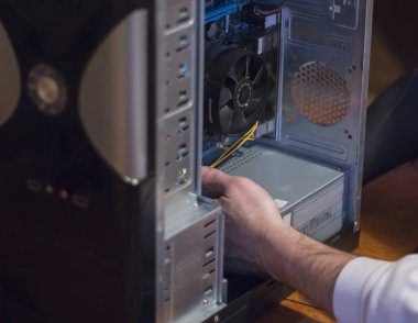 Genç tamirci servis merkezi çalışma