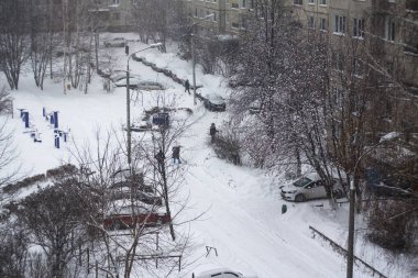 üstten görünüm kar yağışı sırasında caddenin