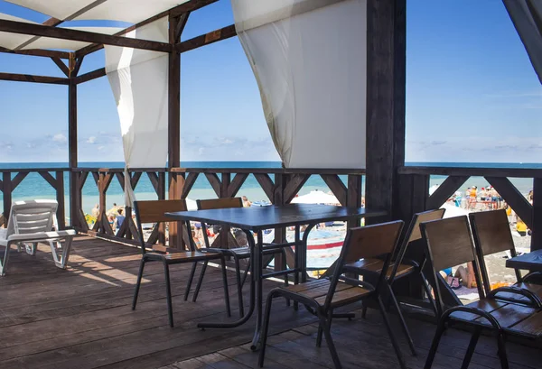 Ahşap Teras kafe deniz manzaralı plaj önünde.