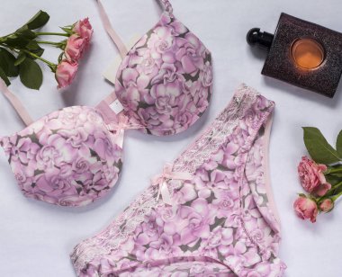 Güzel hassas iç çamaşırı, Külot ve sutyen parfüm ve gül beyaz zemin üzerine