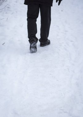 Adam Kışın kar yağıyor