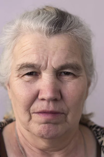 Een Oudere Ernstige Vrouw Met Grijze Haren Haar Hoofd — Stockfoto