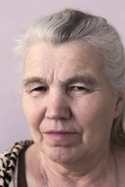 Anziana Donna Soddisfatta Con Capelli Grigi Sulla Testa — Foto Stock