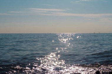 Boş plaj ve güneş panoramik parlak dalgalar shining. Karadeniz.