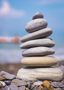 Denge ve uyum kavramı. Deniz kıyısındaki kayalar doğada