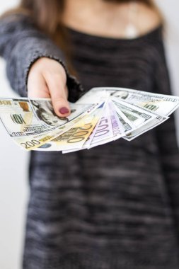 Genç kadın elini uzatarak teklifi