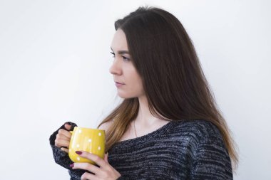 sarı fincan kahve ya da çay beyaz zemin üzerine güzel bir kadınla. kopya alanı ile