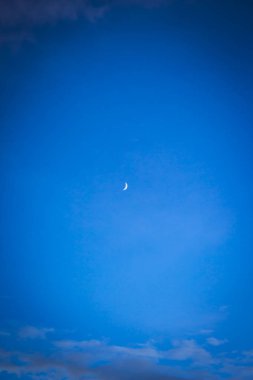 Masmavi gökyüzünde ay