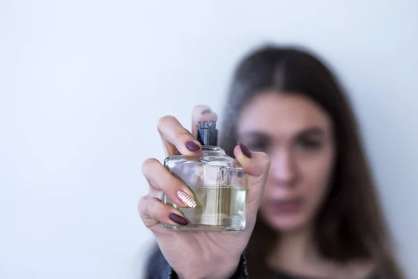 Beautiful Young Woman Bottle Perfume Foreground — Stock Photo, Image